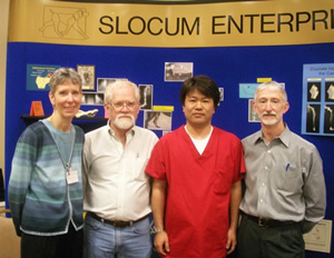 筆者がSlocum Enterprises社の認定を取得した際の写真で、左からTPLOの理論を考案したTheresa Devine Slocu先生、Slocum Enterprises社の講師であったBob Sikes先生、Richard Howard先生。